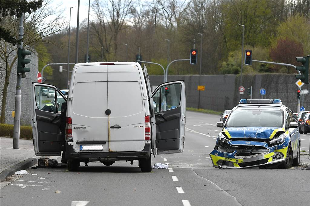 Auf der Flucht: Neue Details zur Verfolgungsjagd durch Castrop-Rauxel Zwei Polizeibeamte mussten zur ambulanten Behandlung ins Krankenhaus
