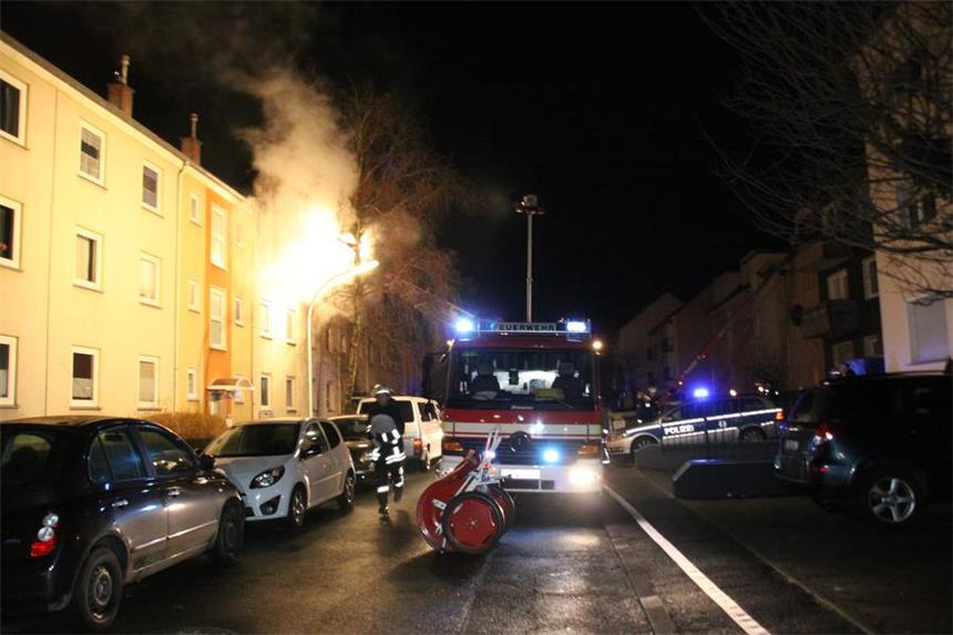 Frau und Katze aus brennender Wohnung gerettet Zwei Polizisten haben eine 21-Jährige und ihre Katze am Sonntagmorgen aus einer brennenden Wohnung am Hörder Bruch gerettet. Die Feuerwehr löschte den Brand.