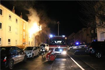 Zwei Polizisten haben eine 21-Jährige und ihre Katze am Sonntagmorgen aus einer brennenden Wohnung am Hörder Bruch gerettet. Die Feuerwehr löschte den Brand.