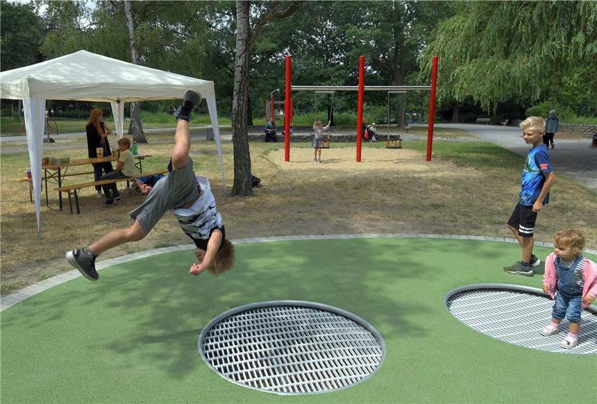 Neues Spielgerät: Am Cappenberger See können Kinder große Sprünge machen Zwei „Profis“ der Realschule Altlünen zeigten Salti und Pirouetten. Da staunten die anderen Kinder.