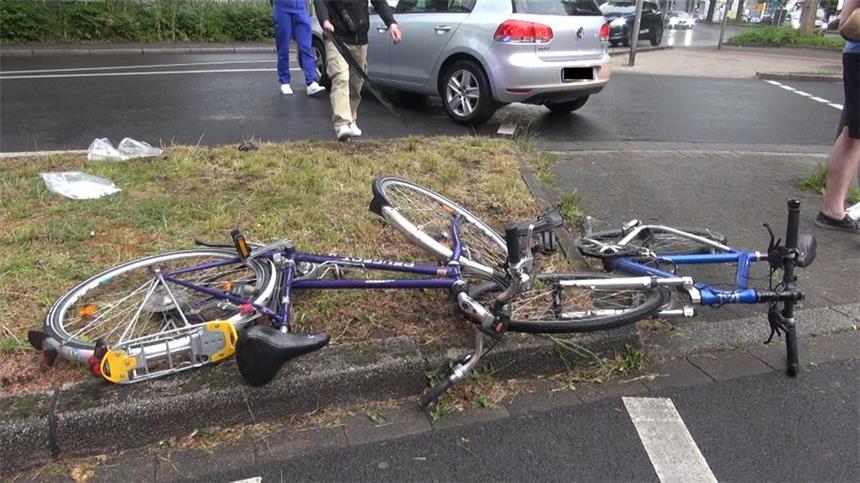 Golf gerät ins Schleudern und erfasst Ehepaar Zwei Radfahrer aus Düren wurden am Donnerstag in Dortmund auf einer Verkehrsinsel angefahren und schwer verletzt.