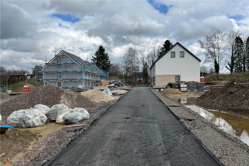 Mariengärten Baustelle ruht – kurz vor Fertigstellung der ersten Häuser Zwei Reihen mit jeweils vier Häusern wurden bislang gebaut, die erste Reihe ist kurz vor der Fertigstellung. Doch jetzt ruht die Baustelle.