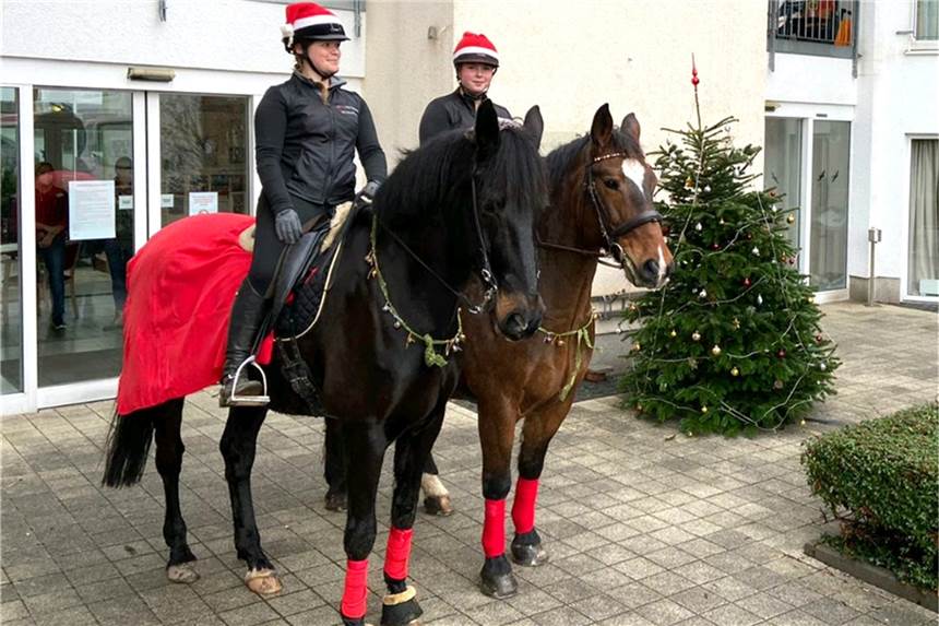 Reiterinnen in weihnachtlicher Mission: Geschenke für das Altenheim Zwei Reiterinnen waren am 23. Dezember unterwegs, um den Senioren in St. Mauritius eine kleine Freude zu bereiten.
