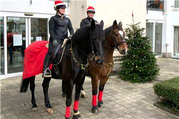 Zwei Reiterinnen waren am 23. Dezember unterwegs, um den Senioren in St. Mauritius eine kleine Freude zu bereiten.