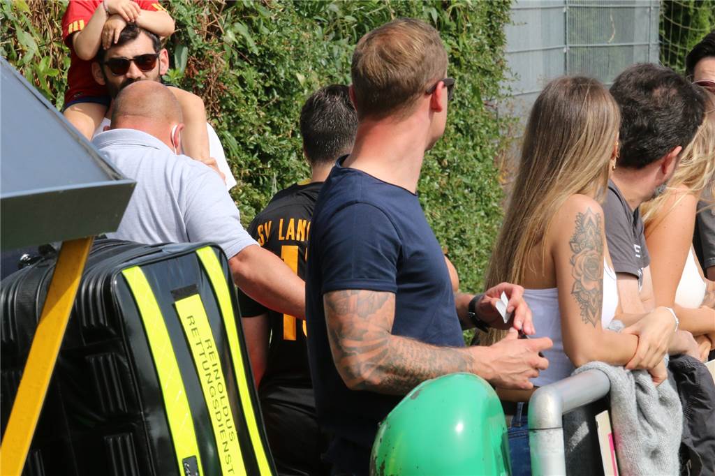 Schockdiagnose nach Pokalspiel: Für einen Youngster ist die Hinrunde schon gelaufen Zwei Rettungssanitäter begleiten Niklas Müller zum Krankenwagen.