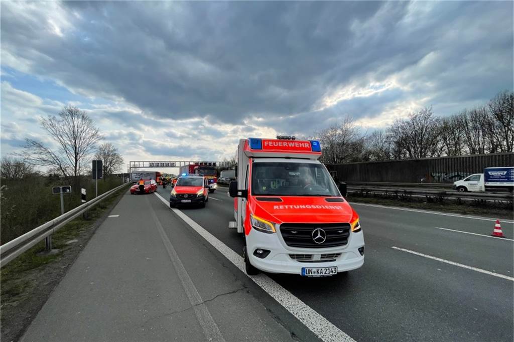 Zwei Rettungswagen, ein Notarzt und der Löschzug 1 der Feuerwehr Kamen rückten zur Unfallstelle aus.