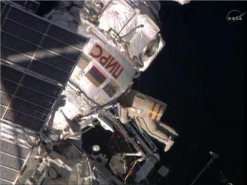 Zwei russische Kosmonauten bei ihrem Einsatz außerhalb der Raumstation ISS. Foto: NASA TV/epa