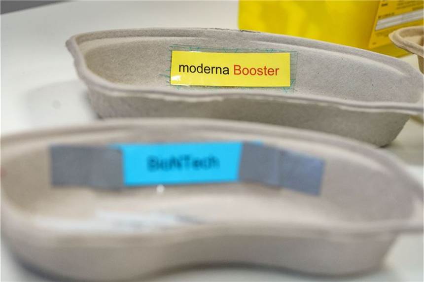 Stiko empfiehlt Auffrischimpfungen bereits nach drei Monaten Zwei Schalen mit Booster-Impfstoff von Moderna und dem normalen Impfstoff von Biontech/Pfizer liegen bereit. Foto: Frank Rumpenhorst/dpa