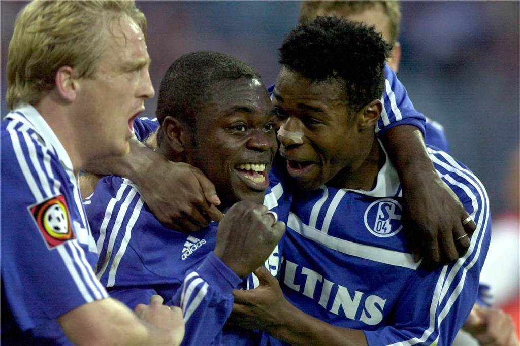 Mike Büskens und seine Zukunft auf Schalke: Entscheidung gefallen Die Schalker Michael Büskens, Gerald Asamoah und Emile Mpenza (Belgien, vl) jubeln beim Fußball-Bundesligaspiel Schalke 04 gegen FC Bayern München am Samstag (11.11.2000) im Gelsenkirchener Parkstadion. Schalke besiegte die Bayern mit 3:2. dpa/lnw (Digitale Fotografie) +++ dpa-Bildfunk +++