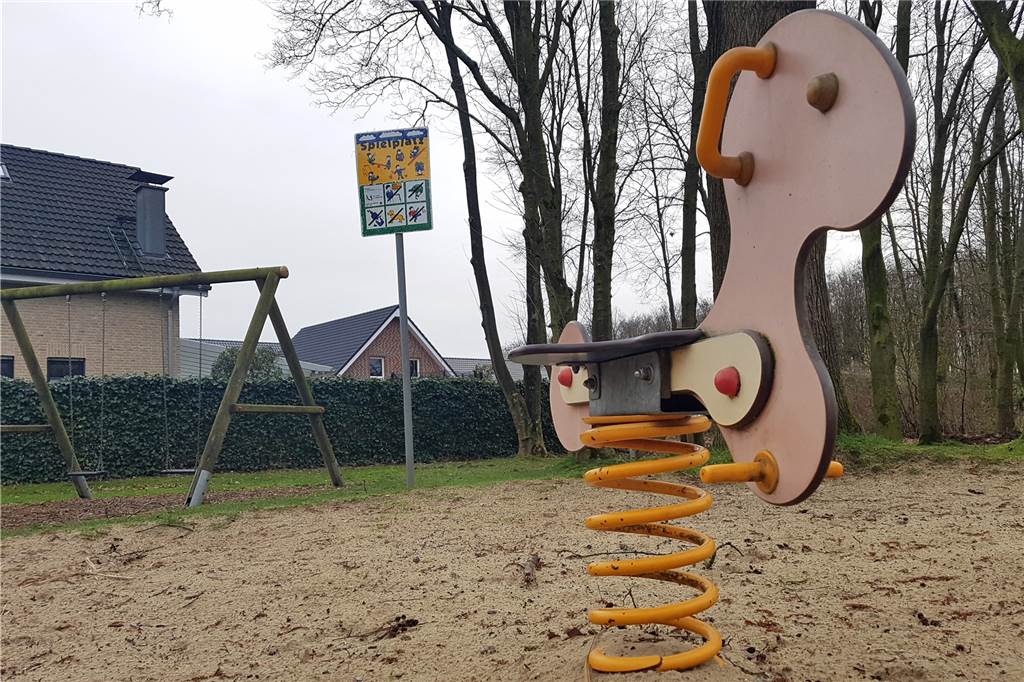 Holsterhausen: Tolle Natur, aber schlechte Spielplätze Zwei Schaukeln, die bis vor kurzem noch viel zu hoch hingen, und ein Schaukelpferd. Nicht wirklich einladend, dieser Spielplatz in Holsterhausen-Dorf.