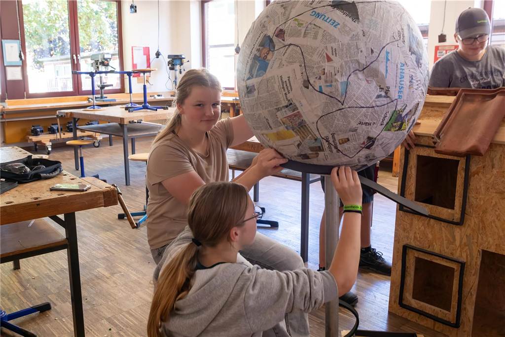 Blumenkorso: Schüler engagieren sich außerhalb der Unterrichtszeit Blumenkorsowagenbau an der Paulus van Husen Schule.