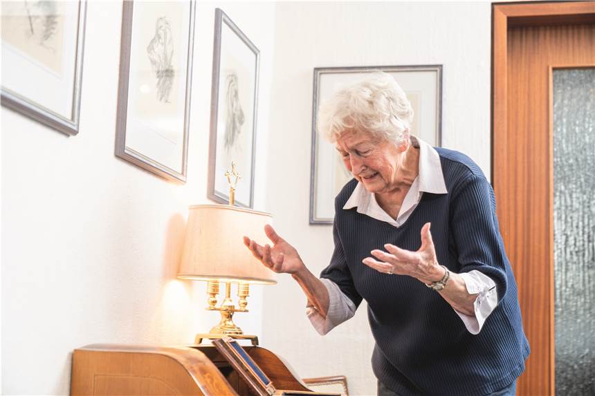 Betrügerin lenkt Seniorinnen in Werne ab - Komplize klaut Bargeld und Schmuck Zwei Seniorinnen in Werne sind am Samstag in ihren eigenen Wohnungen beklaut worden (Symbolbild).