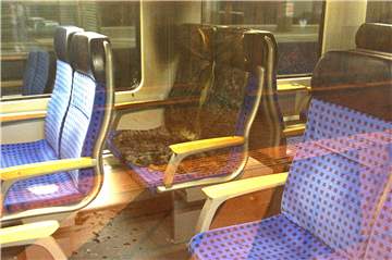 Zwei Sitze sind in einem Regionalexpress aus bisher unbekannter Ursache in Brand geraten. Die Feuerwehr war im Einsatz. Die Bundespolizei ermittelt nun die Brandursache.