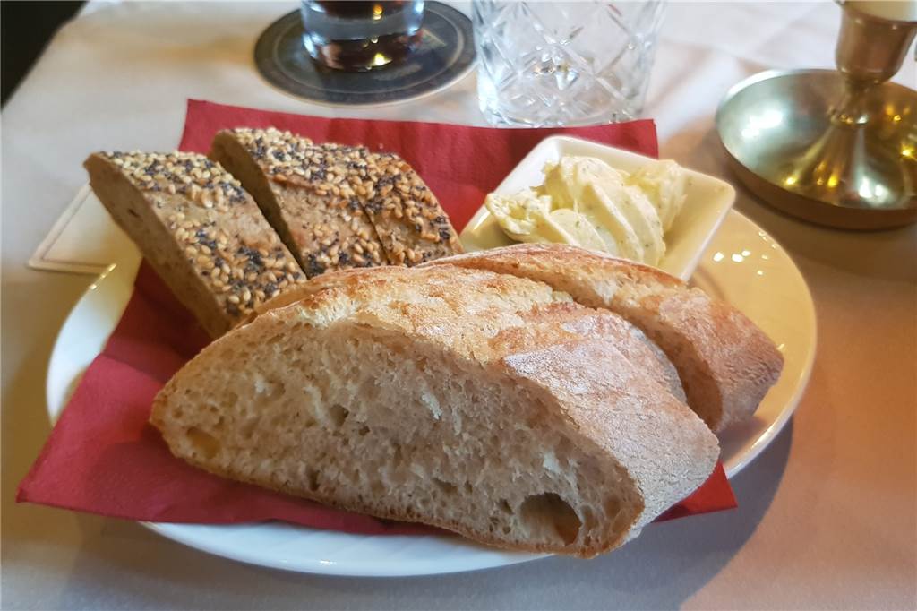 Beim Sherlock´s gibt es bestes Fleisch in toller Atmosphäre – nicht nur für Digital Natives Zwei Sorten Baguette und Kräuterbutter gab es vorweg.