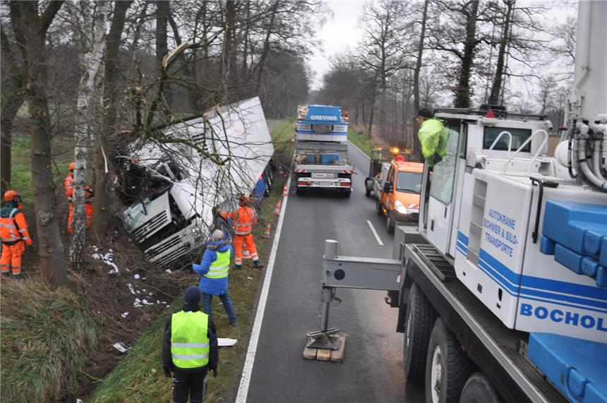 Zwei Spezialkräne stehen für die Bergung des Sattelschleppers bereit. 