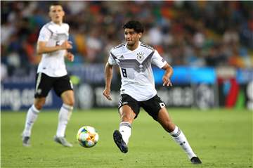 Zwei Spiele trennen die deutsche U21-Auswahl mit BVB-Spieler Mahmoud Dahoud noch von der Titelverteidigung.