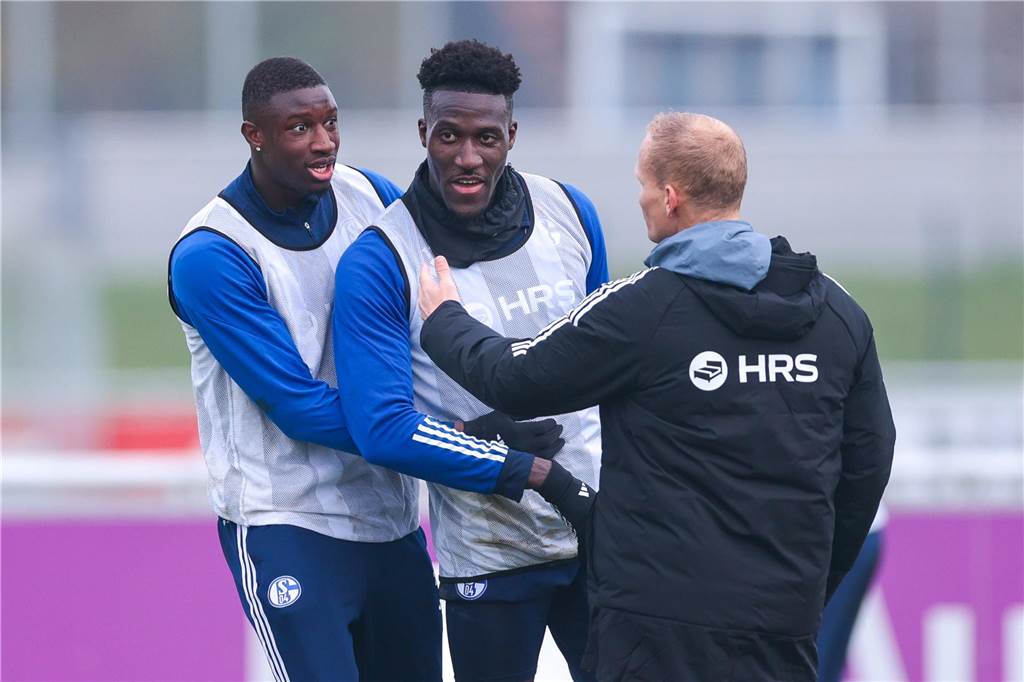 „Heikles Spiel“: Schalke-Verteidiger in Paris 21.11.2023, Fussball, Saison 2023/2024, 2. Bundesliga, Training FC Schalke 04, v. l. Ibrahima Cisse (FC Schalke 04), Bryan Lasme (FC Schalke 04) Foto: Dennis Ewert/RHR-FOTO