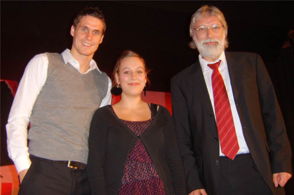 Zwei Sponsorenläufe hat Bert Baesgen für die Initiative „Roter Keil“ geplant. Zu einer Feierstunde in der Stadthalle im Schuljahr 2012/13 kam BVB-Profi Sebastian Kehl (l.). Darüber freute sich auch Schülersprecherin Lisa Bergmann.