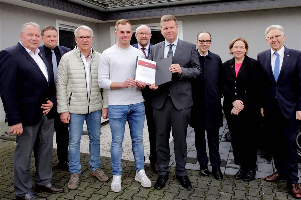 Lukas Wemhoff erhält Meisterprämie des Landes NRW Zwei Staatssekretäre (Matthias Heidmeier und Josef Hovenjürgen) vier Handwerkskammerpräsidenten und -geschäftsführer, Bürgermeister Andreas Stegemann und Chef Andreas Fiehe gratulierten Lukas Wemhoff.
