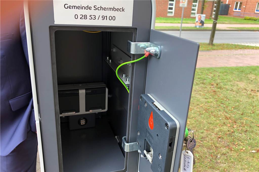 Neuer Bücherschrank und E-Bike-Ladestation am Rathaus Zwei Steckdosen und zwei USB-Anschlüsse stecken in jedem der drei Fächer.