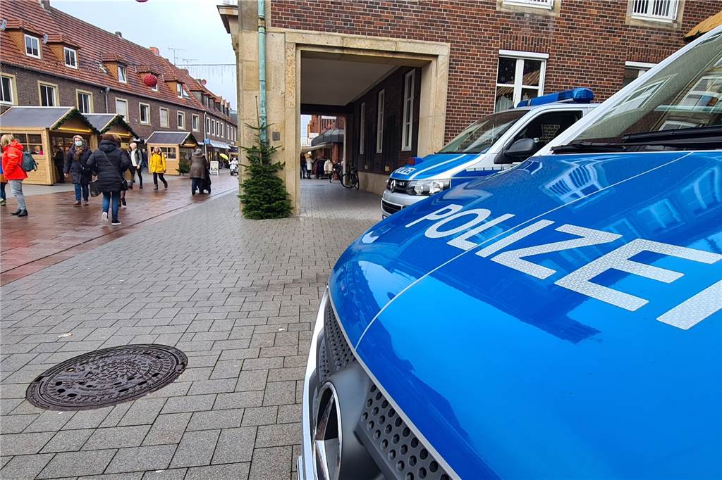 Große Überraschung bei geplanter Antifa-Demo gegen Querdenker Zwei Streifenwagen mit mehreren Polizeibeamten bezogen vor dem Rathaus Stellung.