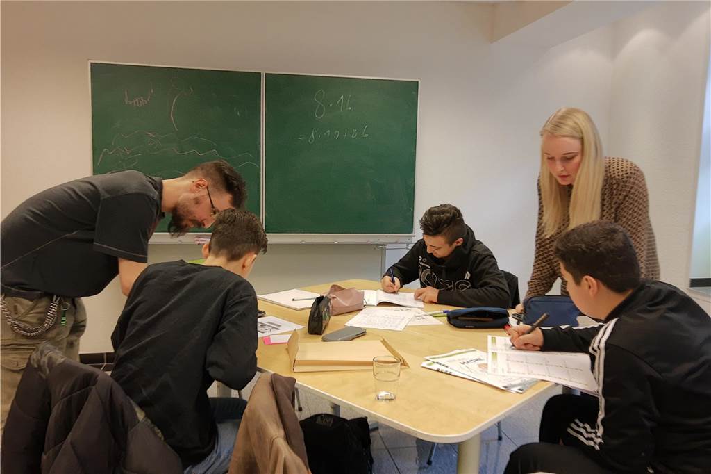 Bünyamin Oskay (33) und das Chancenwerk als Karriere-Katapult Zwei Studenten im Jahr 2020 beim Unterricht in der Chancenschule in der Castroper Altstadt.