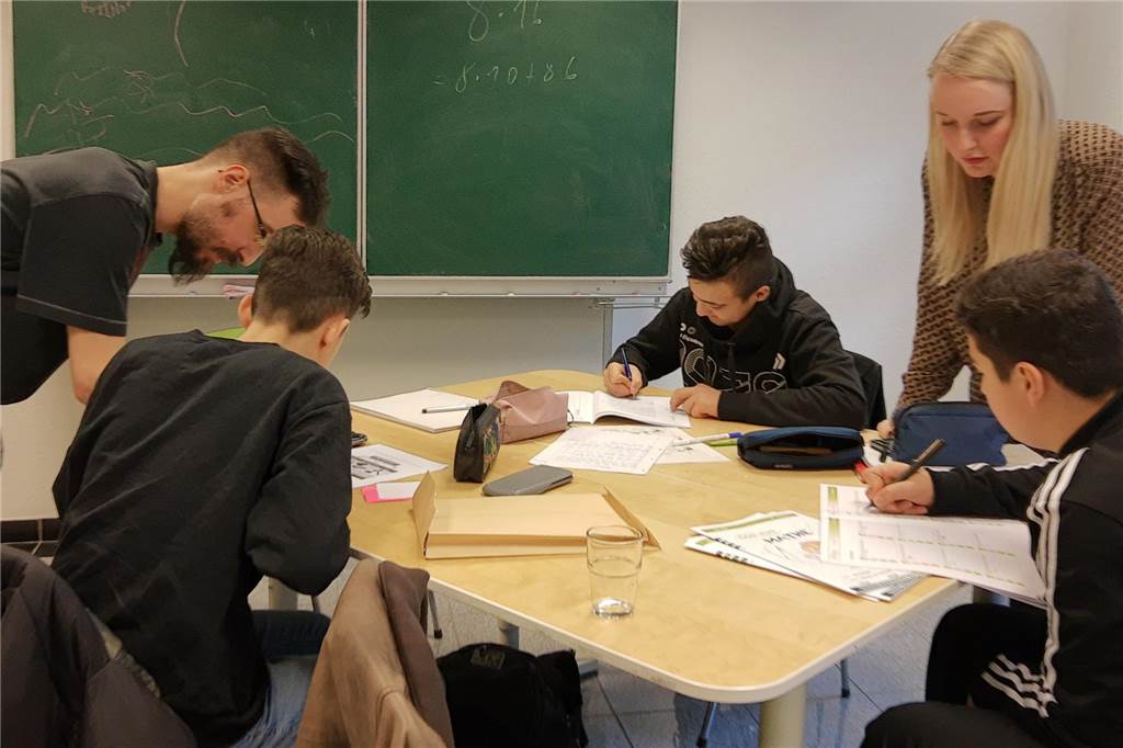 xxxx Zwei Studenten unterrichten in der Chancenschule.