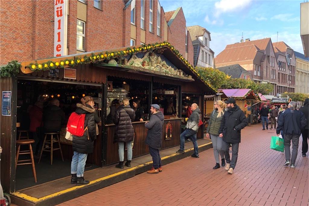 Weihnachtsmarkt-Start: „Ich bin positiv gestimmt, das wird heute was“ Zwei Stunden nach dem Weihnachtsmarkt-Start standen die Kunden bereits in der Schlange, um an die ersten Tassen Glühwein zu kommen.
