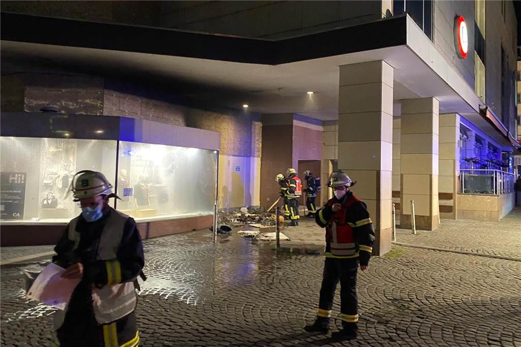 Brand bei C&A am Ostenhellweg: Sachen von Obdachlosen verbrannt Zwei Stunden war die Feuerwehr Dortmund am Mittwochabend (6.5.) mit dem Brand bei C&A am Ostenhellweg beschäftigt.