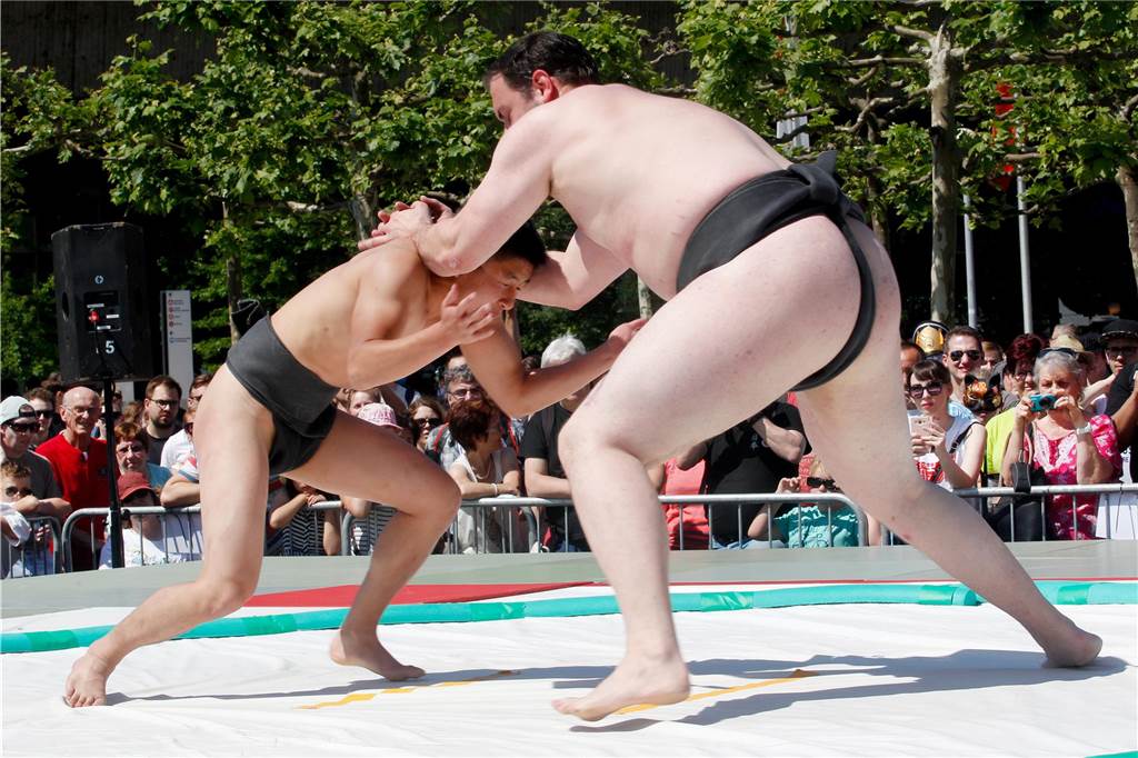 Japan-Tag 2023 in Düsseldorf: Termin, Programm, Feuerwerk - Alle Infos im Überblick Zwei Sumo-Ringer zeigen ihren Sport den Besuchern des Japan-Tages in Düsseldorf.