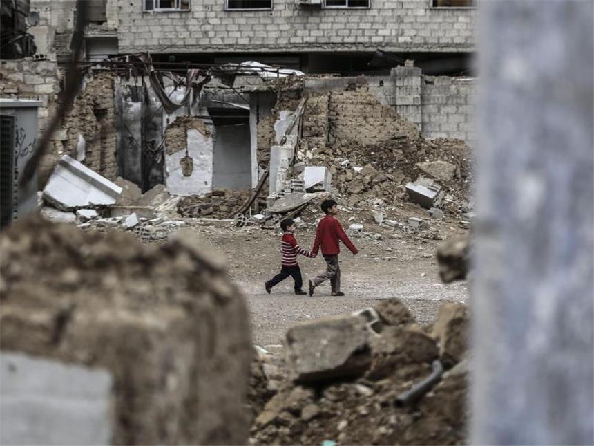 Über 8000 Kinder 2016 in Konflikten getötet oder verstümmelt Zwei syrische Jungen in den Trümmern der zerstörten Stadt Duma. Foto: Mohammed Badra/Archiv