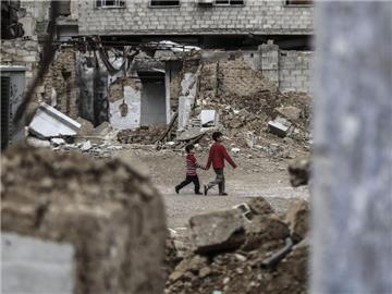 Zwei syrische Jungen in den Trümmern der zerstörten Stadt Duma. Foto: Mohammed Badra/Archiv