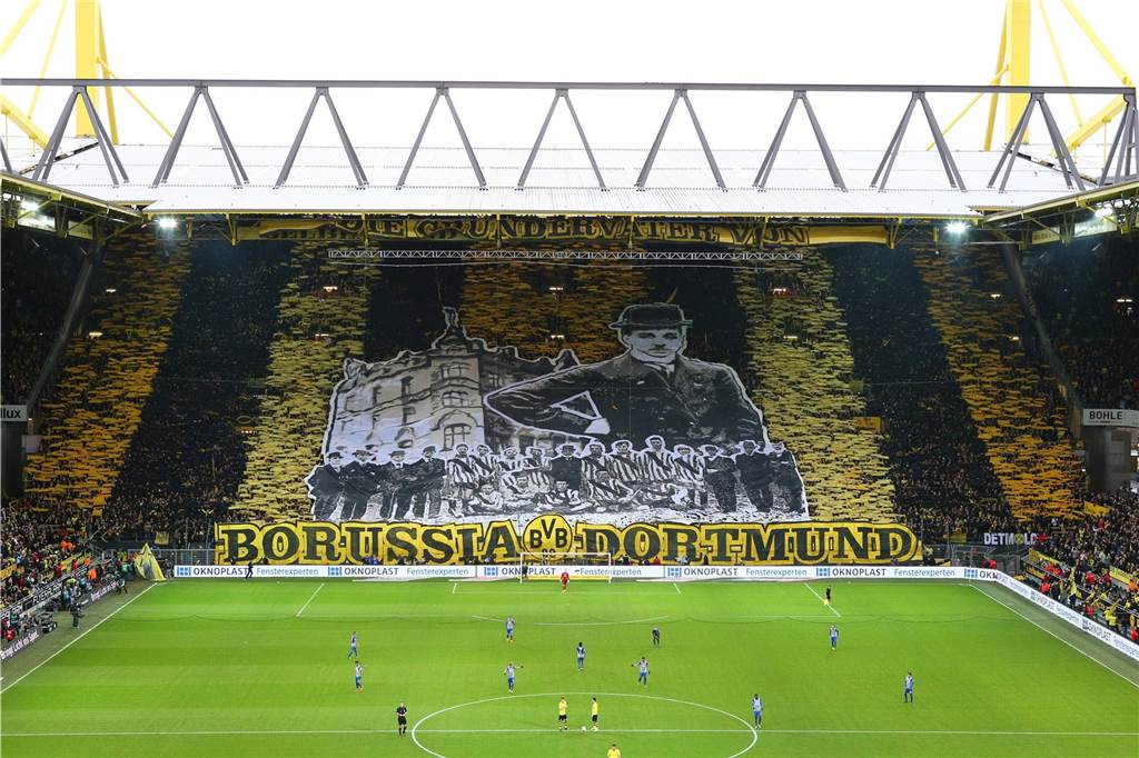 Zwei Tage nach dem 104. Geburtstag von Borussia Dortmund gibt es in der Bundesliga eine große Choreo als Hommage an Franz Jacobi, Mitbegründer des Klubs, und die erste Mannschaft, die für den BVB auflief.
