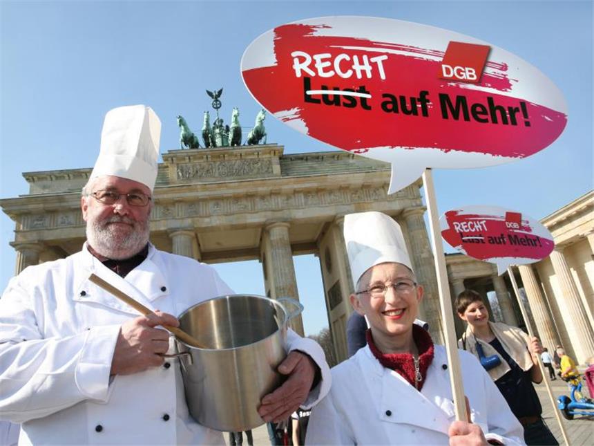 Einkommenskluft von Mann und Frau ist groß Zwei Teilnehmer einer Demonstration in Berlin für die gleiche Bezahlung für Männer und Frauen. Foto: Stephanie Pilick/Archiv