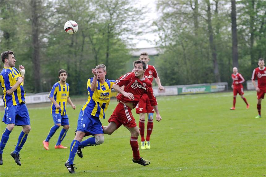 Elsbernd und Hackenfort lassen Mini-Krise vergessen Zwei Tore für Eintracht Ahaus im Gastspiel bei SpVg Beckum: Rainer Hackenfort (r.).