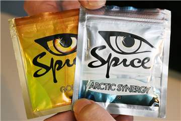 Zwei Tütchen mit „Spice“: Die synthetische Droge ist wegen erheblicher Gesundheitsrisiken in Deutschland verboten. Vermutlich haben die Jugendlichen, die in Krankenhäusern des Kreises intensivmedizinisch behandelt werden, „Spice“ oder ein anderes synthetisches Cannabis-Produkt genommen.