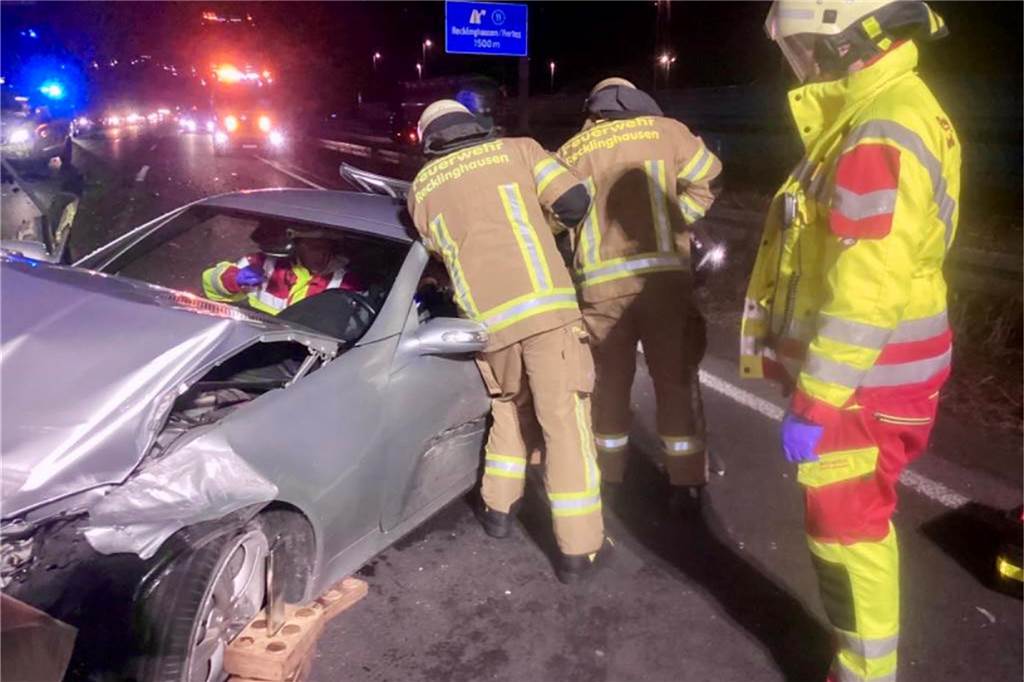 Unfall auf der A43: Feuerwehr befreit eingeklemmte Person aus Pkw Feuerwehrleute entfernen ein Dach von einem demolierten silbernen Pkw.