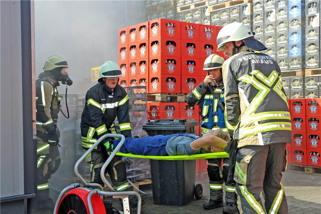 Halle in Vollbrand – Menschen in Gefahr: Hitze macht Übung zur Herausforderung Zwei vermisste Mitarbeiter konnten binnen kurzer Zeit gerettet werden.