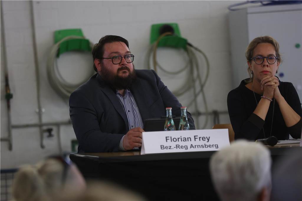Zwei Vertreter der für die Unterkunft zuständigen Bezirksregierung Arnsberg waren ebenfalls vor Ort.