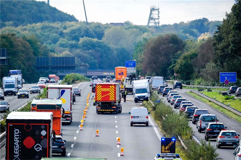 Unfall auf der A2: Rettungskräfte befreien drei Personen Zwei von drei Fahrspuren auf der A2 unweit des Rastplatzes Recklinghausen mussten nach dem Unfall gesperrt werden.
