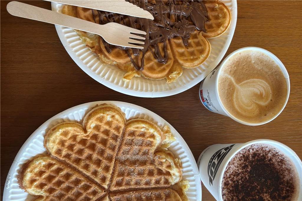 Zwei Waffeln, ein Kakao sowie einen Cappuccino haben wir getestet.  