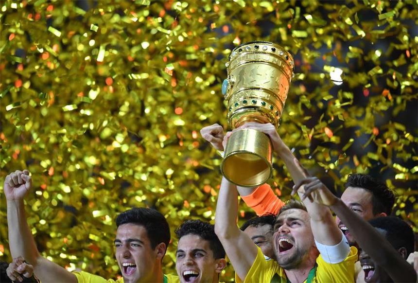 BVB startet Titelverteidigung in Rielasingen Zwei Wochen ist es her: Marcel Schmelzer reckt den DFB-Pokal nach dem Endspielerfolg gegen Frankfurt in den Berliner Nachthimmel. Jetzt steht fest, gegen wen der Titelverteidiger in der ersten Runde ran muss.