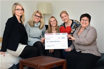 Zwei Wohnungen wird der gemeinnützige Verein Co-Familien in Selm für unbegleitete minderjährige Flüchtlinge einrichten. Dabei hilft eine Spende von 1000 Euro des Direktvertriebsunternehmens Pro-Win, die Julie Breuer (Mitte) und Vahida Hasicic (2.v.r.) an das Vorstandsteam von Co-Familien um Anna Zschau (v.l.), Nadja Rademacher und Sabrina Langenohl übergaben.
