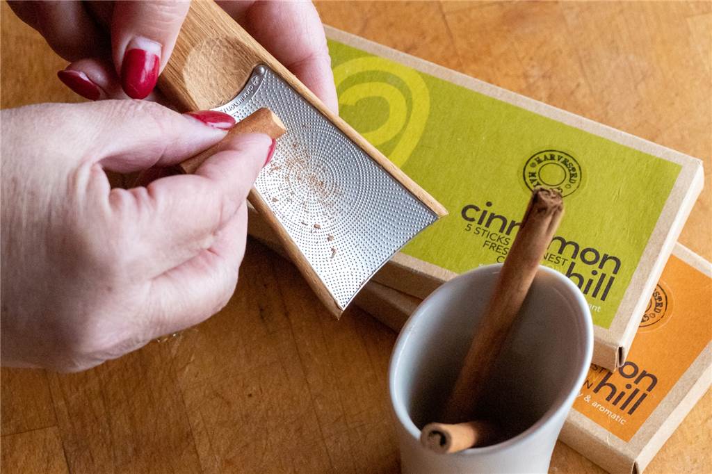Geschichten vom Genuss: Angelika Kötters schreibt über mehr als Rezepte Zwei Zimtsorten hat Angelika Kötters in ihrem Schrank, und sie reibt ihn bei Bedarf frisch.