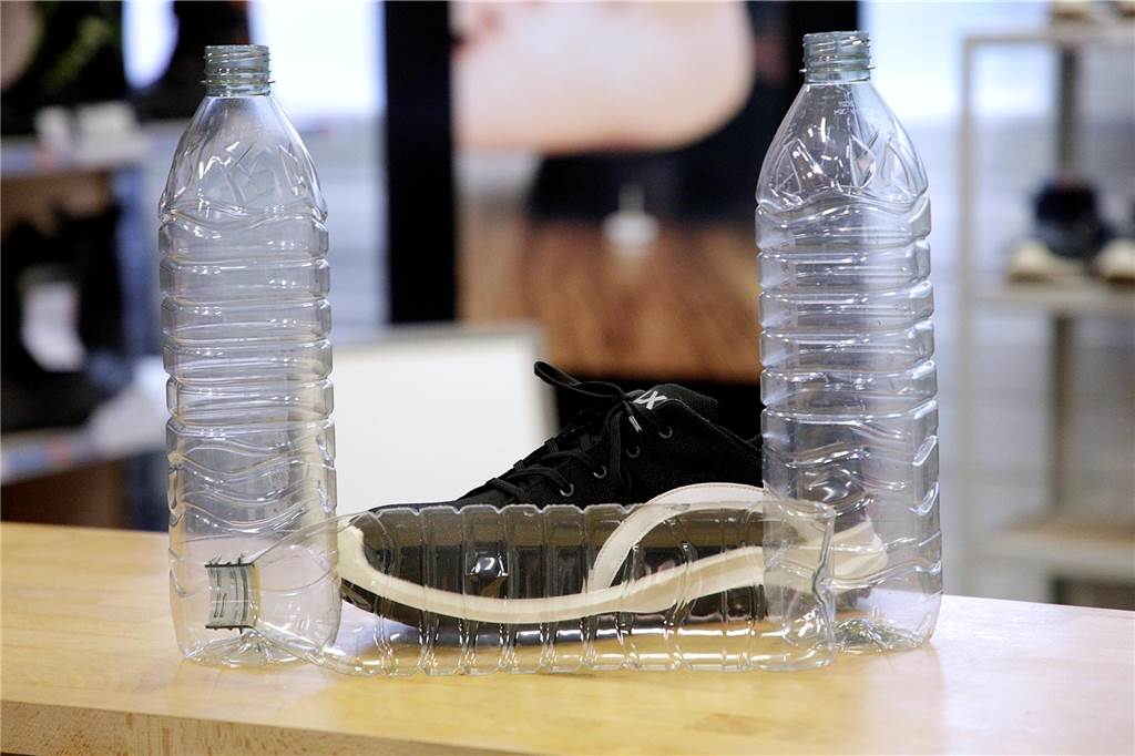 Priebs GmbH als „Vestische Pioniere“ ausgezeichnet Plastikflaschen stehen vor einem Schuh.