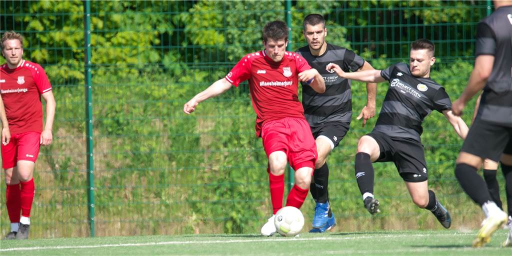 Seltener Anblick: Flaesheim gegen FC 96 war anders als die meisten Kreisliga-Spiele Zweikämpfe gab es beim Duell zwischen Concordia Flaesheim und dem FC 96 Recklinghausen, am Ende setzten sich Thomas Fritzsche (rot) und die Flaesheimer mit 1:0 durch.