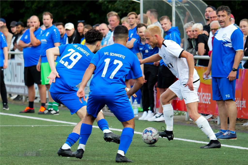 Dramatischer Elfmeter-Marathon: Matchwinner des VfL Schwerte trifft mit dem 22. Elfmeter Zweikampf im Halbfinale zwischen dem VfB Westhofen (weißes Trikot) und dem VfL Schwerte.