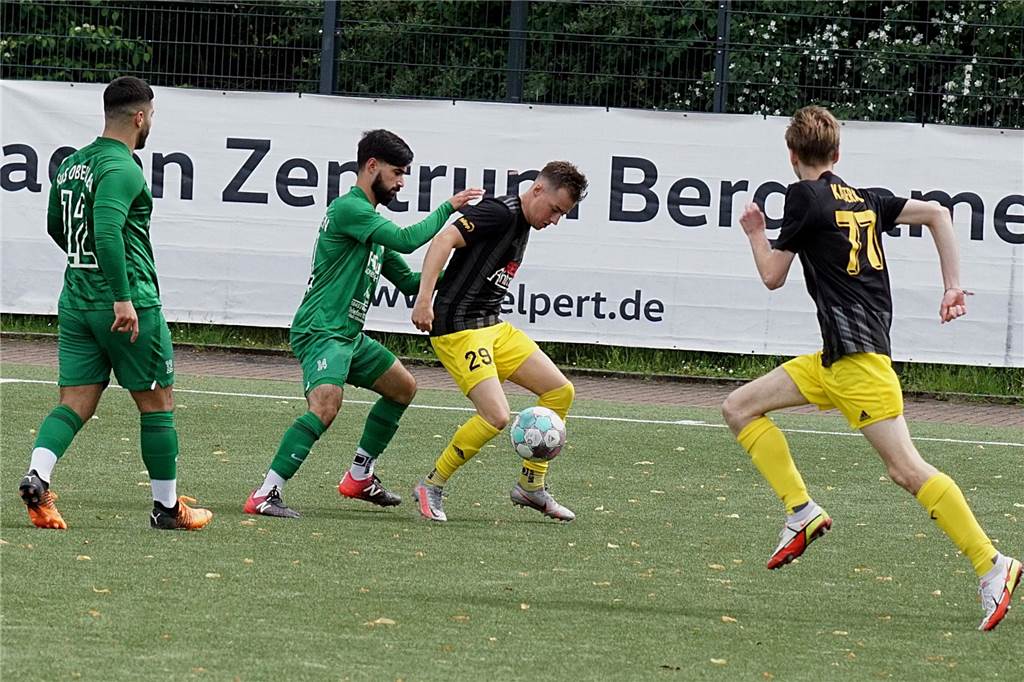 Kaiserauer Reserve zittert weiter: „Ein Saisonfinale, das keiner wollte“ Zweikampf zwischen Janik Paul Swoboda (SuS II) und Oberadens Muhammed. Der SuS Oberaden (Can Bozkurt, l.) gewann 3:0 gegen den SuS Kaiserau II mit Justin Körner (r.).