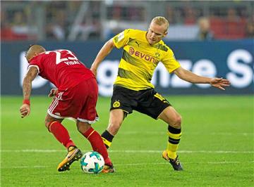 Zweikampfstärke, Robustheit, defensive Präsenz: Sebastian Rode, hier gegen Arturo Vidal, bringt diese Attribute mit. Jetzt muss Rode allerdings erneut pausieren.