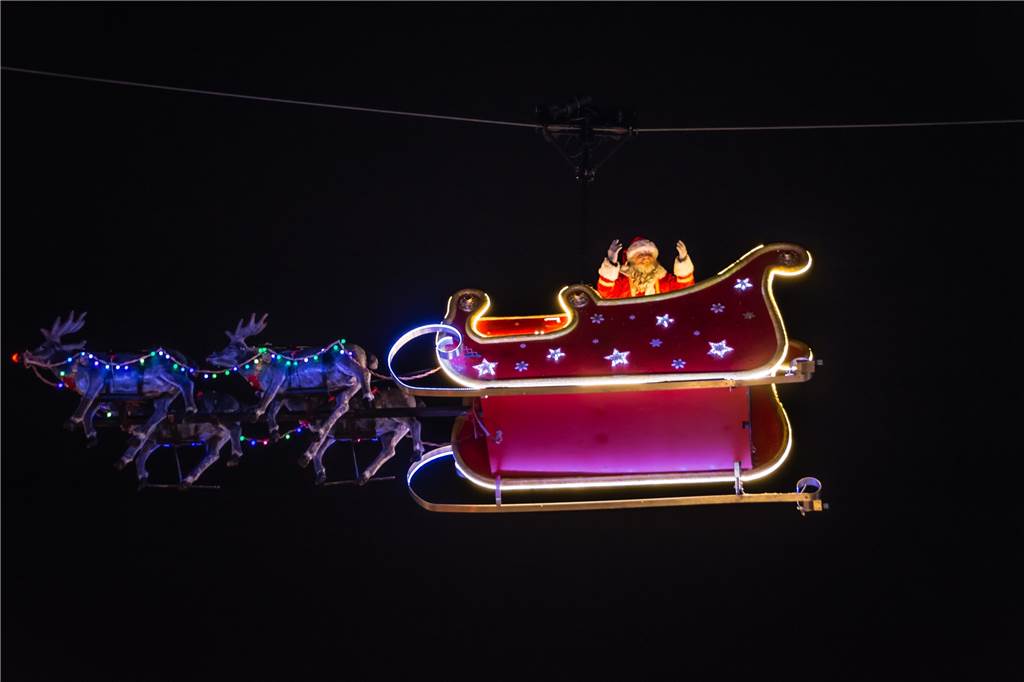 Cranger Weihnachtszauber 2022: Öffnungszeiten, Fahrgeschäfte, Eintritt - Infos für Besucher Der fliegende Weihnachtsmann schwebt in seinem Schlitten über den Cranger Weihnachtszauber.